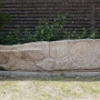 경주 실크로드(18)_국립경주박물관 별관인 ‘월지관’의 입구에 놓여있는 경주 월지 입수쌍조문 사자ㆍ공작무늬 돌