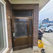 홍성에서 예산군 광시면 농가주택 현관문 방화문 현관 타일 시공 및 방충망 설치 공사를 했습니다.