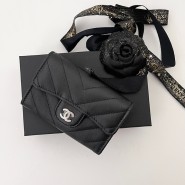 [Chanel 샤넬] - 클래식 쉐브론 플랩 카드지갑 블랙 카프스킨 은장AP0214