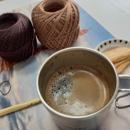 뜨개와 커피는 뗄 수 없는 관계