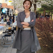 배우 김성령 인스타그램 속 패션 : 하프 코트 & 스커트 셋업