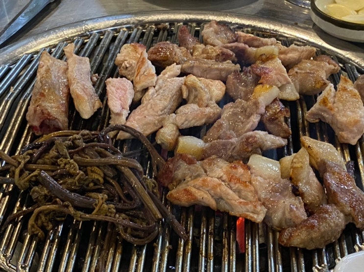 [제주 구좌 맛집]세화탐나는 도새기 / 숯불에 구운 흑돼지꼬들목살과 고사리… 뭐지 이 잘생긴 맛은