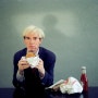 본격 먹방! Andy Warhol performing eating a hamburger (1981)