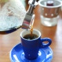 비가 오니 커피가 생각/고노사이폰 커피로 운무를 뚫고 나오는 향과 맛을 표현/코스타리카 커피