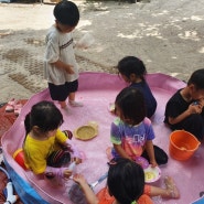 좋은 날, 아이들이 꿈꾸는어린이집 마당에서 시원한 물놀이를 하며 행복해하네요~^^