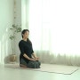 소화가 안되는 날 5분간 유지하세요. 머무르는 아사나 수련 '바즈라사나' ｜Vajrasana · 번개자세｜생식기계 소화기관에 좋은 요가수련 (지음요가_202221)