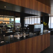 [창원 자은동] 호텔 로비에 있는듯한, 클래식하고 고급스러우며 편안한 분위기의 카페! (feat. 월넛 무늬목) "센트릭 커피" 인테리어