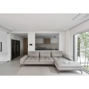 70평대 주택 인테리어 l 경기 평택 단독주택 71pyㅣ푸른 중정을 감싼 모노톤의 잔잔한 공간 by 스페이스로그