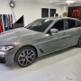 부산 BMW 530e 하이브리드 윈도 테두리(창문 몰딩)와 휀다가니쉬 크롬죽이기 래핑