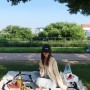 한강 피크닉 코디 | H&M 여름 가디건 + 이자벨마랑 에코백 + 골든블랑 샴페인