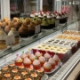 [카페 리뷰] 포스터리 베이커 | 도산공원 핫한 카페 추천 | 사진찍기 좋은 컵케이크 맛집 압구정역 카페