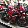 바이크샵 cbr650r 에보텍 휀다리스킷 장착 , cbr650 빽스텝 장착 , cbr650r 퀵시프트 선반가공 바로 작업해 드립니다