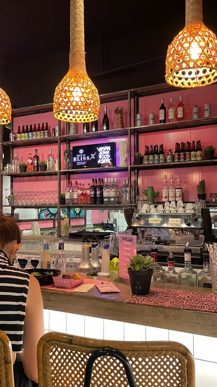 Vegan Junk Food Bar - 채식 버거로 암스테르담 펍 즐기기