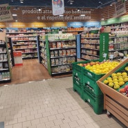 거대한 슈퍼마켓 주차장 과일과 채소에서