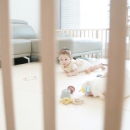 좁은집 베이비룸 : 안전한 육아를 위한 원목가드 설치