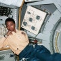 [촉촉큐티] No. 300 : 인종차별과 성차별의 벽을 넘어 최초의 흑인 우주비행사가 된 메이 제미슨