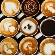 [마케팅] 오늘도 커피 한 잔! 연 수입 '1조원', 라이벌은 BTS?