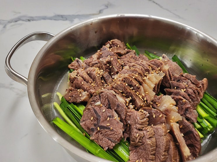 술안주로 좋은 소고기 사태 요리 만들기 소 사태 수육 만드는법 부드러운 육질을 가진 소고기 수육 레시피! 와사비 간장 소스에 ...