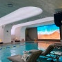 몬드리안호텔 실내수영장 : 힙한음악과 감각적인 인테리어가 있는 수영장