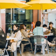 거리의 테이블에서 맛보는 즐거운 야식 '비밥테이블'