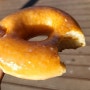 [솔직리뷰] 크리스피크림 도넛 - 오리지날 글레이즈드, 근본은 옳다.