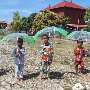 [캄보디아] 캄보디아 아이들의 든든한 버팀막이 되어줄 안전 우산을 전달했습니다.