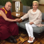 달라이 라마가 레이디 가가의 다리를 만지는 영상