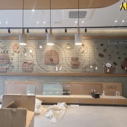 인테리어벽화 바나프레소 가산점 : 월넛목재를 사용하여 라인드로잉과 함께 작업한 카페벽화, 실내벽화