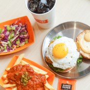 홍대 핫플 홍대입구역 맛집 슈퍼두퍼 홍대점 베이컨 에그 온 버거 신메뉴 후기
