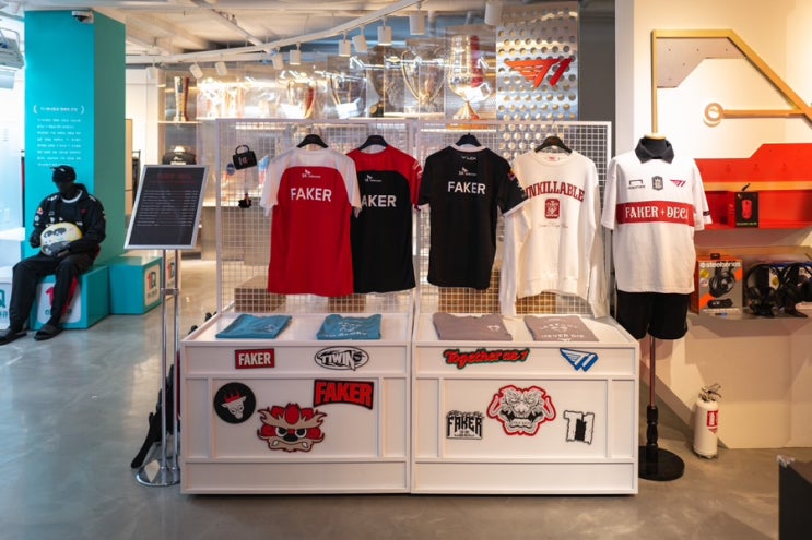 티원샵 T1 SHOP :) T1사옥에서 유니폼 굿즈 구매 후기! (페이커 케리아 유니폼, 후드 커플아이템!) : 네이버 블로그