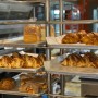 [한남동 빵맛집] 아티장베이커스 한남점 갓나온 라우겐 크로와상과 샤워도우가 맛있는 동네빵집 추천