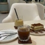 아부다비 카페 로컬이많은 규모큰 AVA CAFE (in Al Khalidiyah)
