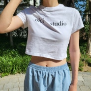 오아이오아이 반팔 뉴진스 민지님 착용 레이어드 로고 크롭 티셔츠 화이트 (바지도 오아이오아이)