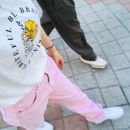데일리룩 코디 자라 분홍색 바지 러비니니 프린팅 티셔츠