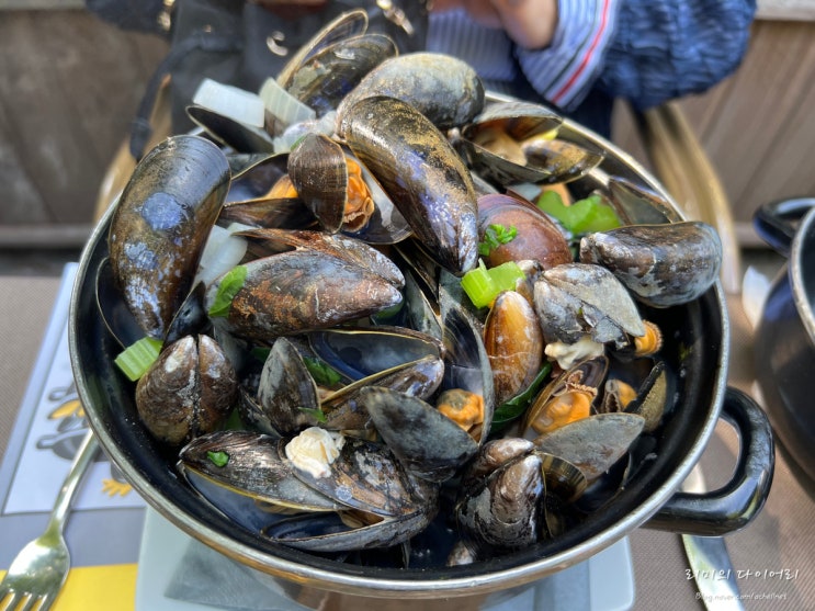 [벨기에 여행] 9년만에 또간집 Poules Moules / 벨기에 홍합찜 + 스튜 + 감자튀김 후기 : 네이버 블로그