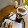 중곡동 군자역 카페 : 개인취향 / 애견동반 카페 + 버터가득 소금빵