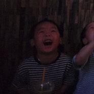 혼코노 아이와 함께 코인 노래방에서 노래부르기