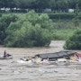 폭우로 여주 남한강에 떠 내려온 집을 구하러 나선 보트