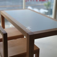 라미네이트 HPL 과 비취우드로 제작한 카페 테이블