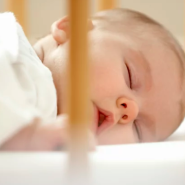 무게가 나가는 유아용 수면복은 아기들이 더 잘 쉴 수 있도록 도와주기 위한 것입니다. 비평가들은 그것이 위험하다고 말합니다