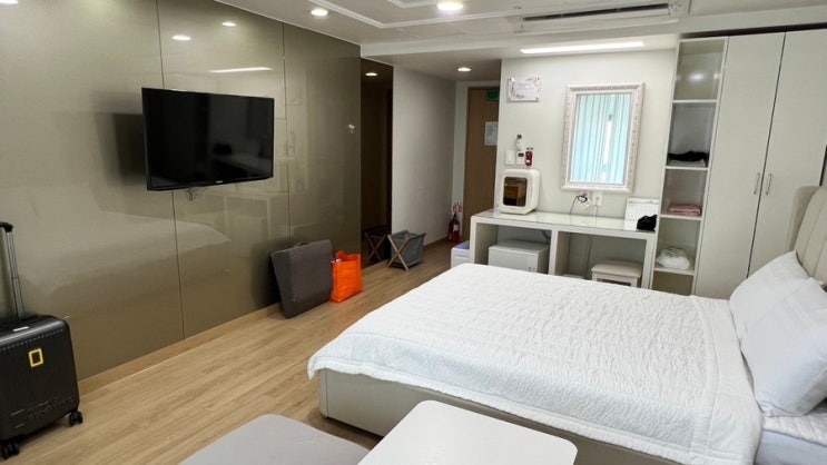 객실,더블침대,TV,화장대