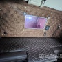 스카니아 트럭 R480 : 브라운 스웨이드 천장엠보싱, 평판시트, 맞춤제작 카매트 설치 [화물차인테리어, 현노비텍]