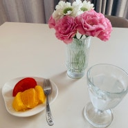 꽃이 있는 아침식탁