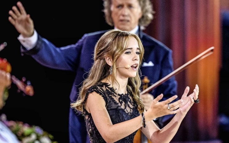15 years old Emma Kok makes everybody cry when singing Voila_with Andre ...
