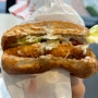 나홀로 챌린지 2탄 김계란 추천 햄버거 먹어보기 ::‘ 맥도날드 맥스파이시 상하이 버거🍔🍔’