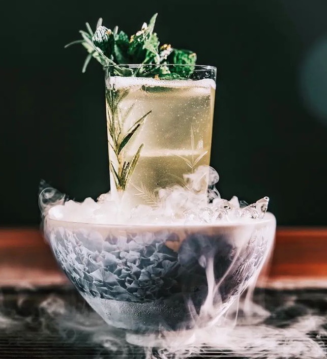 독한 술한잔 마시고 싶을 때, 압생트바 : 종로 서촌 전통주 칵테일바 바 참, 명동 갤러리피그먼트, 망원동 책바, 압구정로데오역 ...