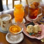 거제애견동반카페 귀여운 곰돌이 케이크 및 음료가 있는 카페마르