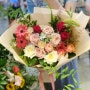 유엔빌리지 꽃집 저스트 가든의 화려한 색감 풍성 꽃다발