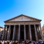 로마 관광지 판테온 신전 내부 신비로운 빛줄기와 고대 건축물