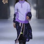 ◼터틀 맨투맨_페일 라벤더(Pale Lavender) 착용한 패션쇼 모델